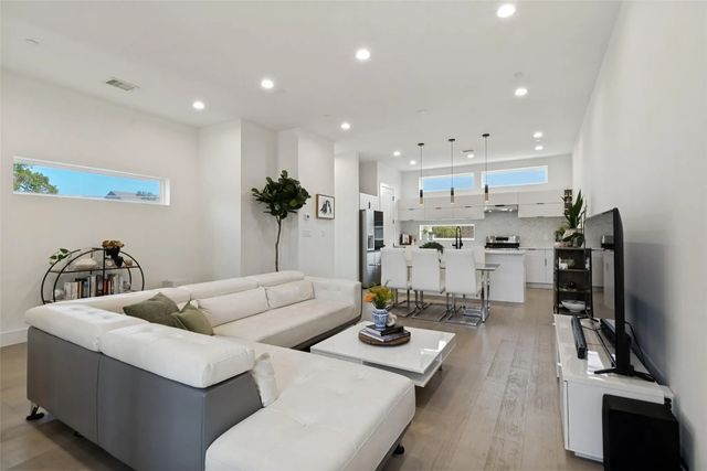 145 N Henderson Avenue 107, Dallas