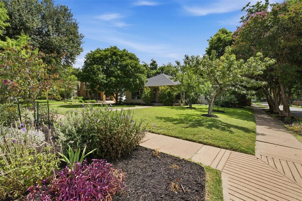 1430 S Montreal Avenue, Dallas