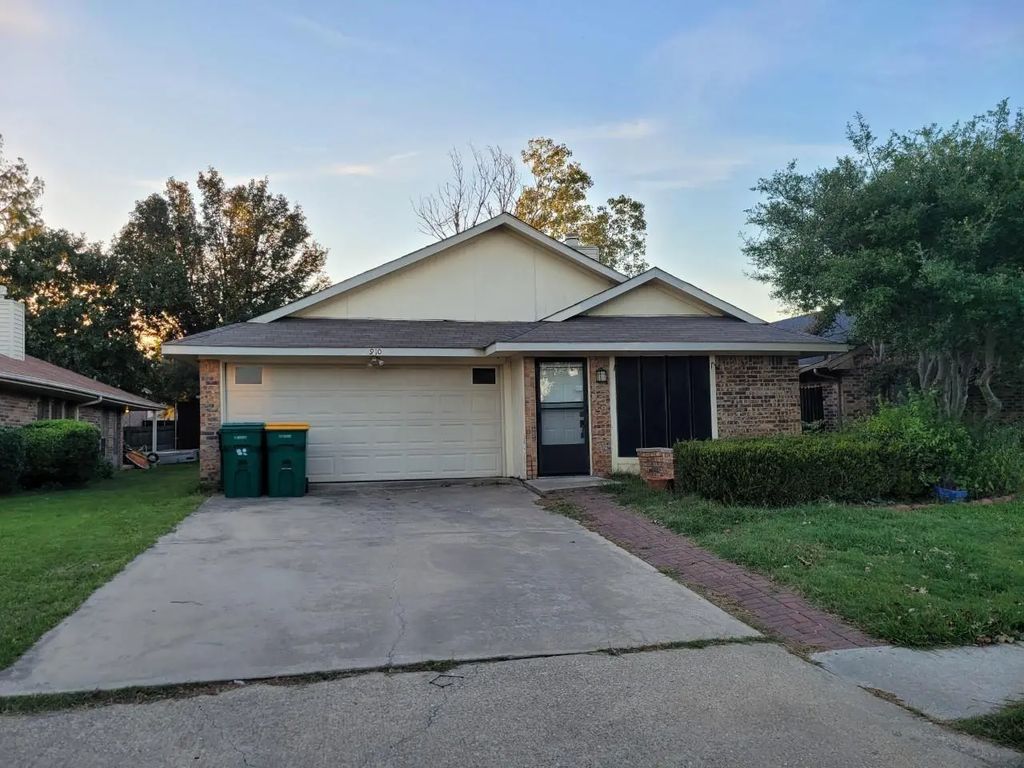 910 Boxwood Drive, Lewisville
