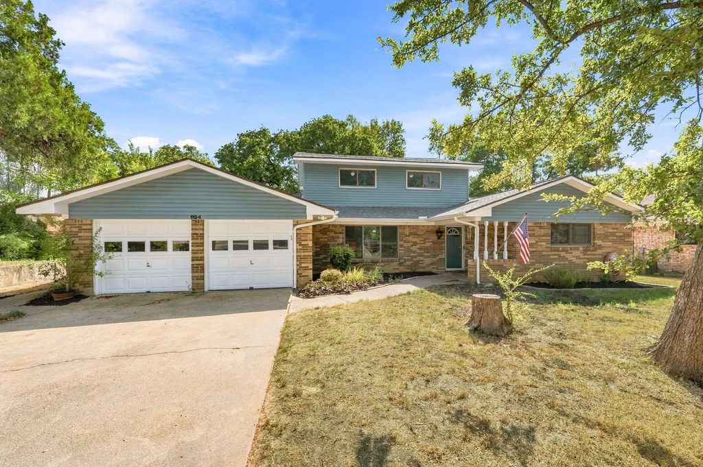924 Wade Drive, Bedford