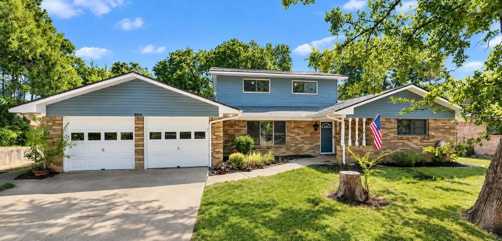 924 Wade Drive, Bedford