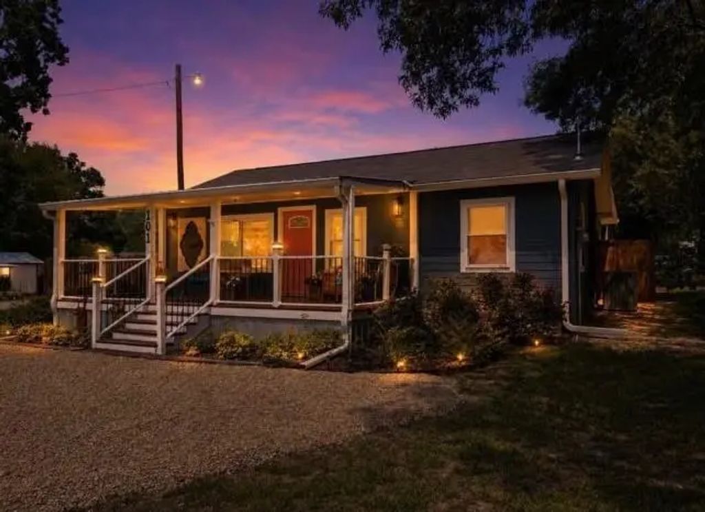 101 Merry Way, Gun Barrel City
