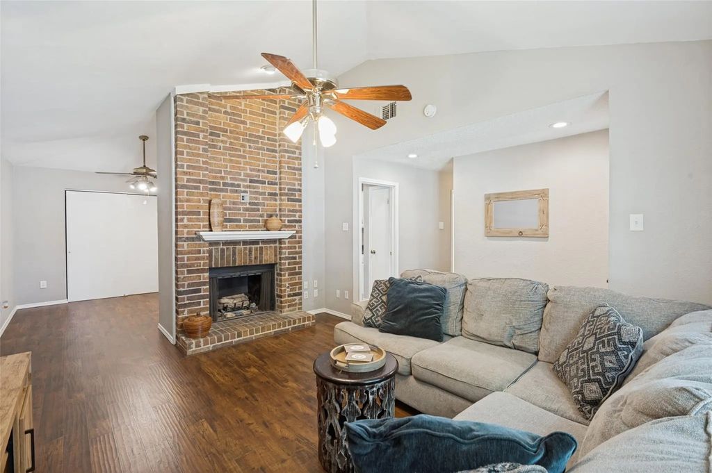 1730 Glencairn Lane, Lewisville