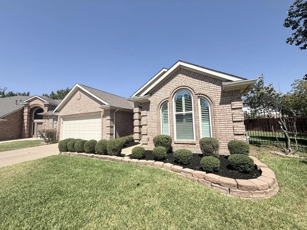 2749 Crystal Glenn Circle, Hurst