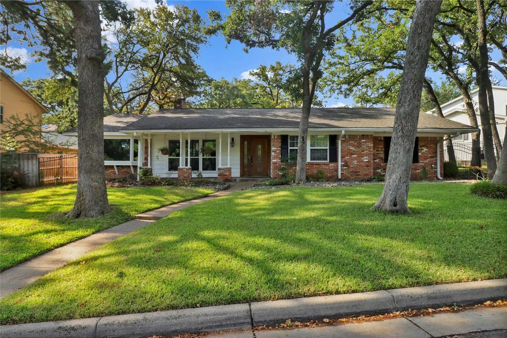 2706 Oak Cliff Lane, Arlington