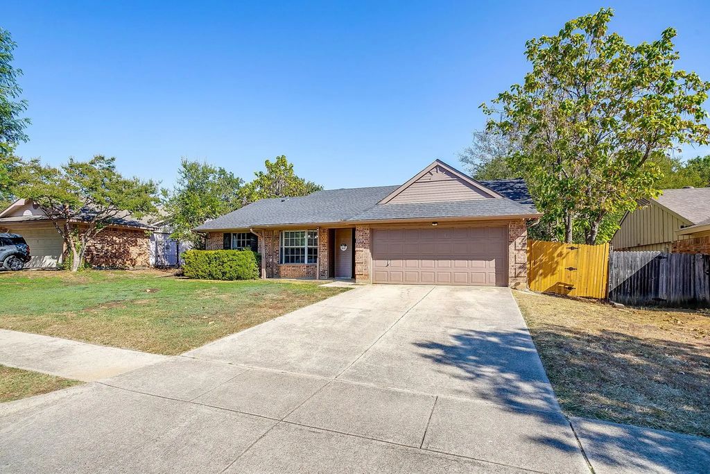 5921 Chisholm Trail, Haltom City