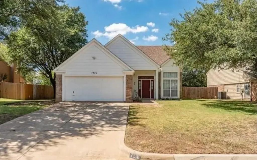 7516 Meadow Creek Drive, Fort Worth