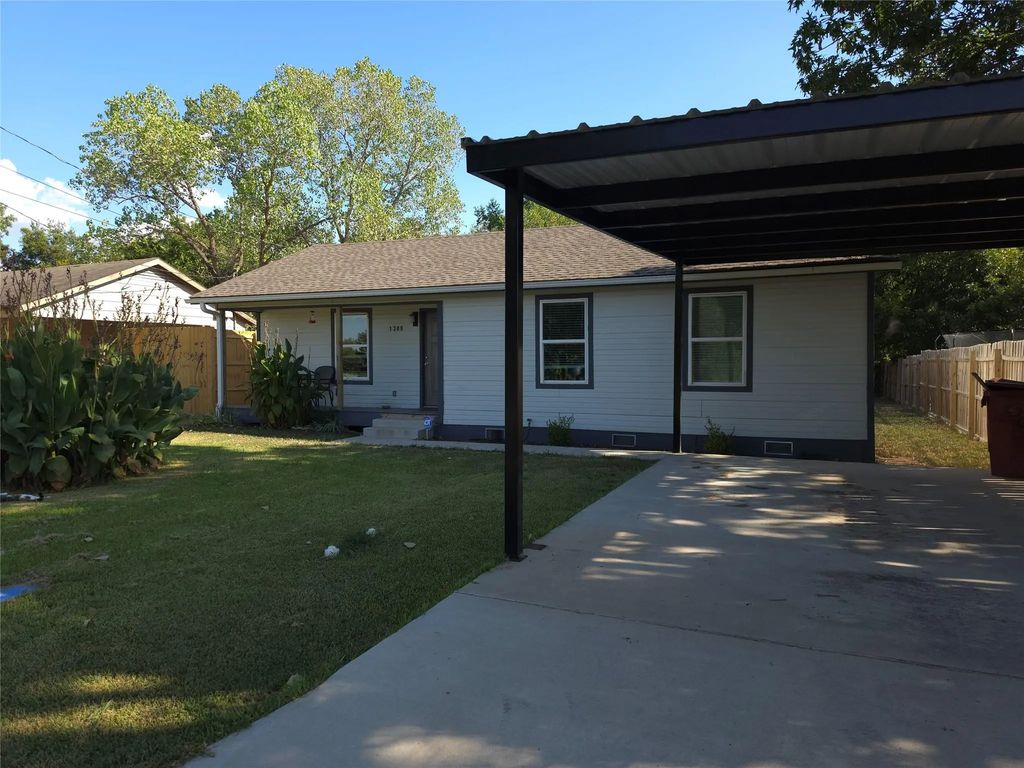 1309 S 6th Street, Bonham