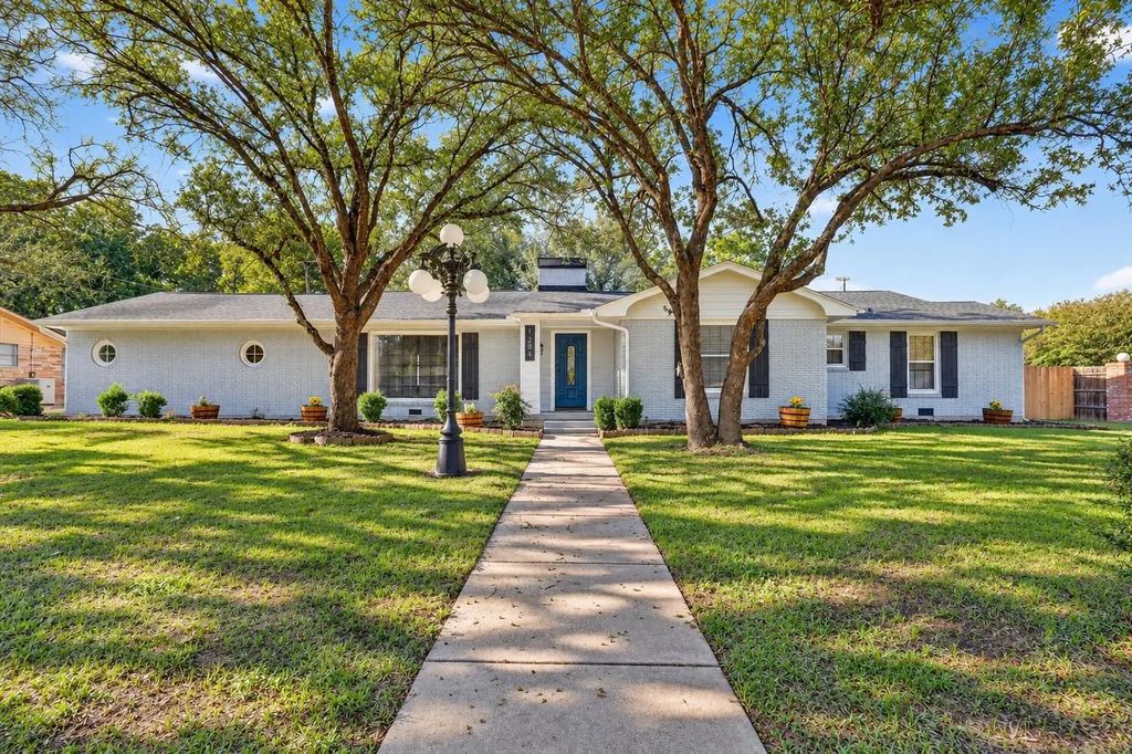1204 Loma Alta Place, Cleburne