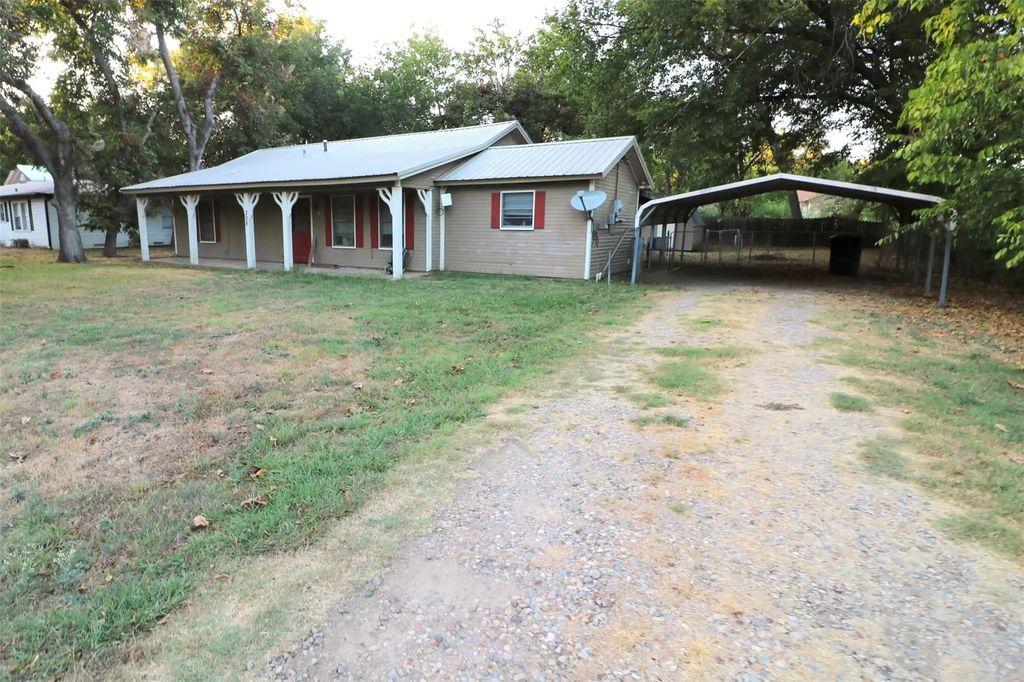 308 Honey Grove St, Roxton