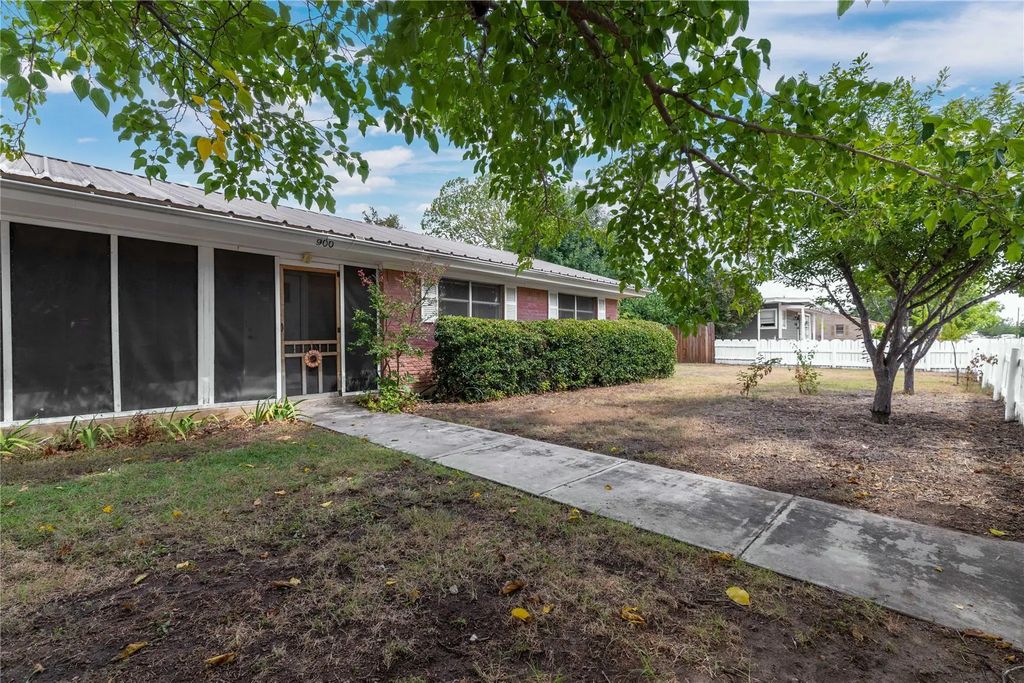900 E Fitzgerald Street, Bangs