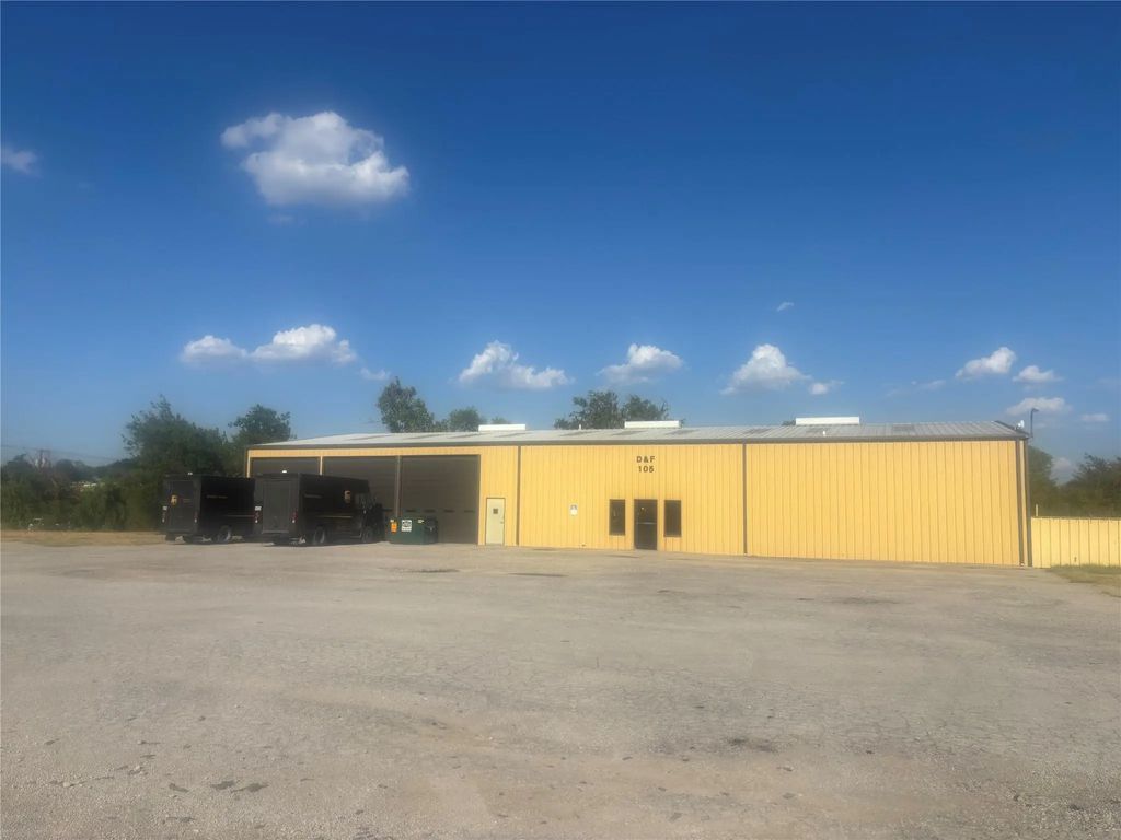 105 Factory Outlet Avenue, Mineral Wells