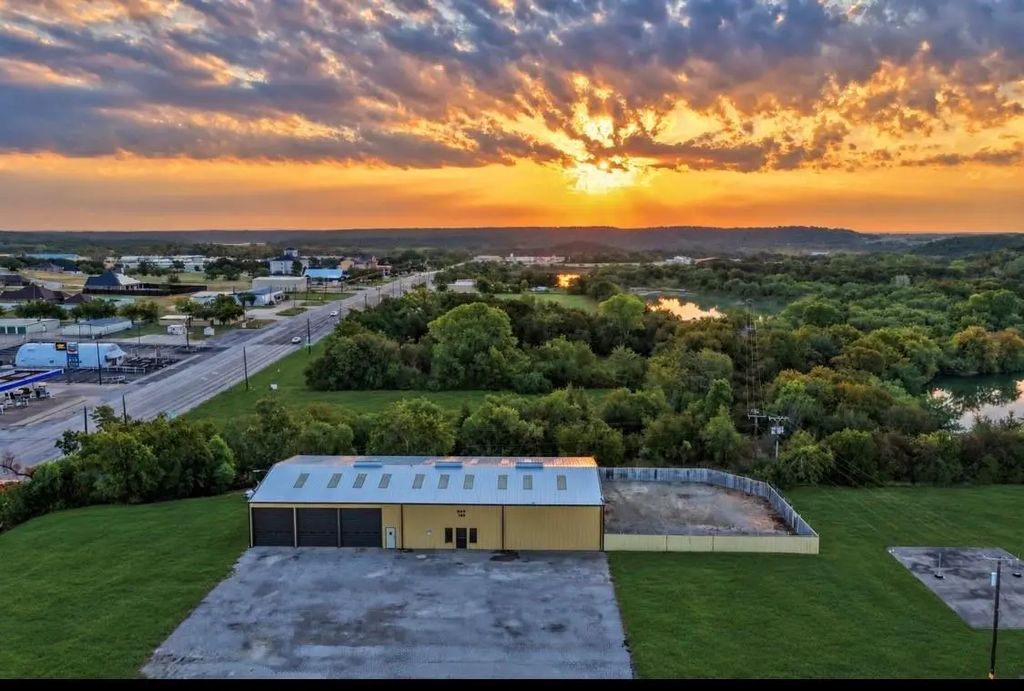 105 Factory Outlet Avenue, Mineral Wells