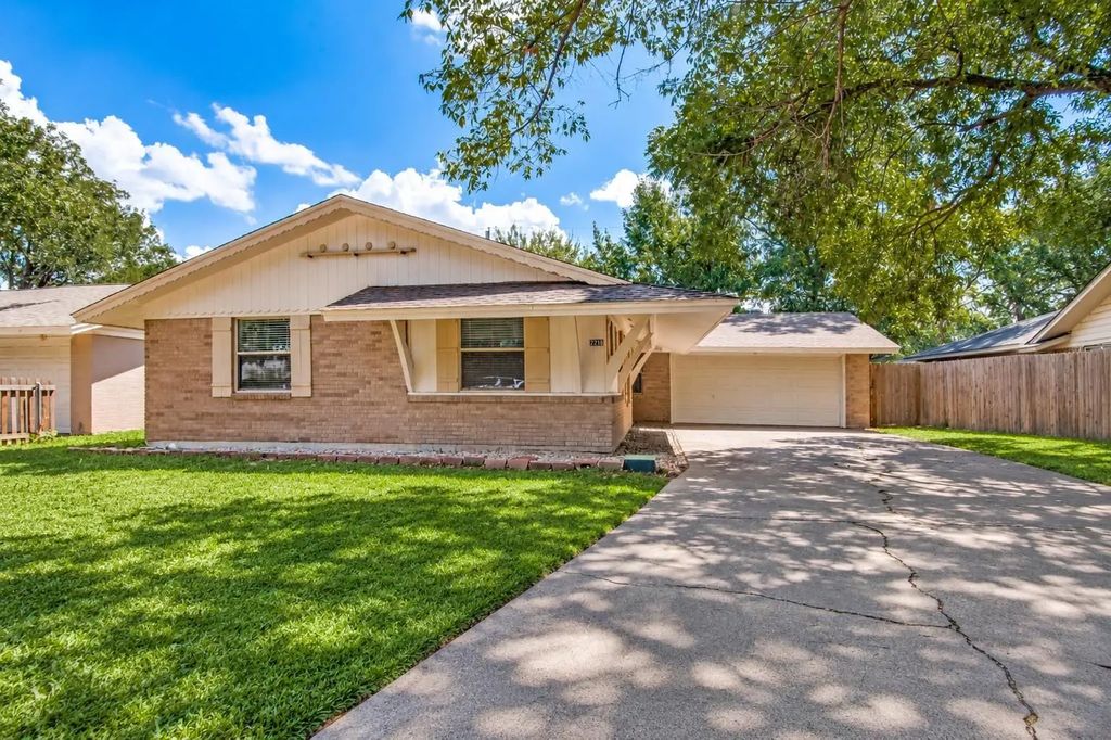 2218 Royal Oaks Drive, Irving