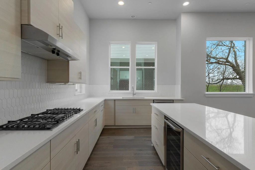 381 E Greenbriar Lane 1005, Dallas