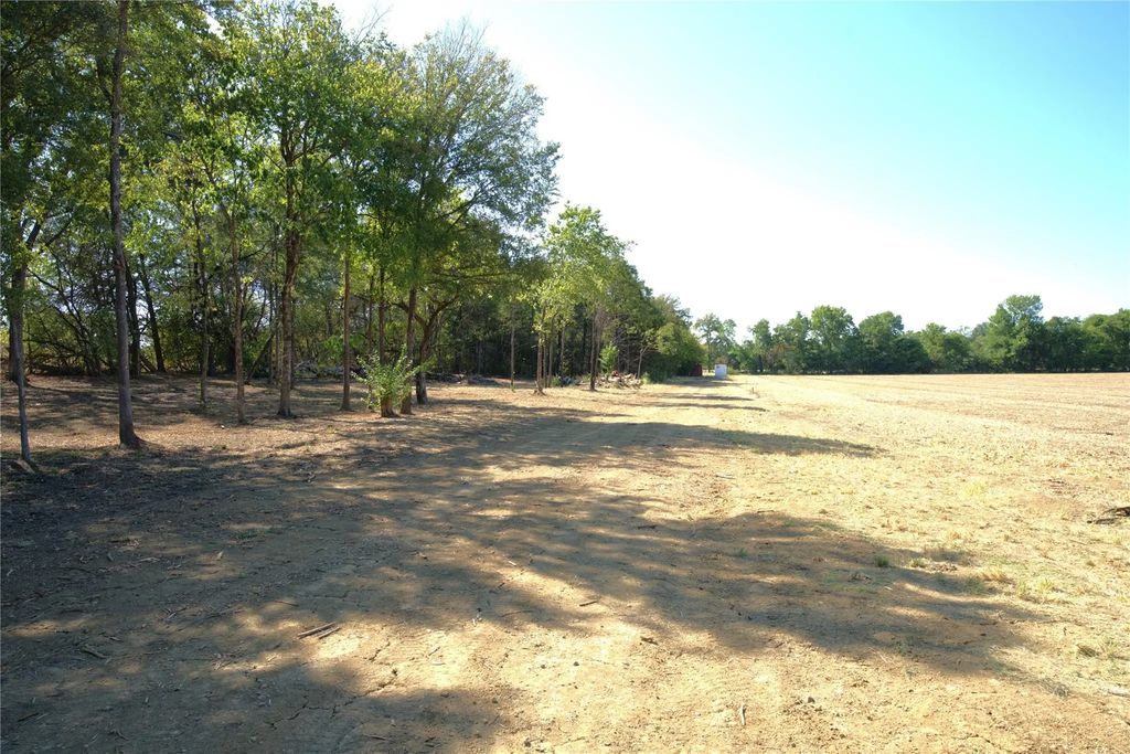 77 County Road 42351, Paris
