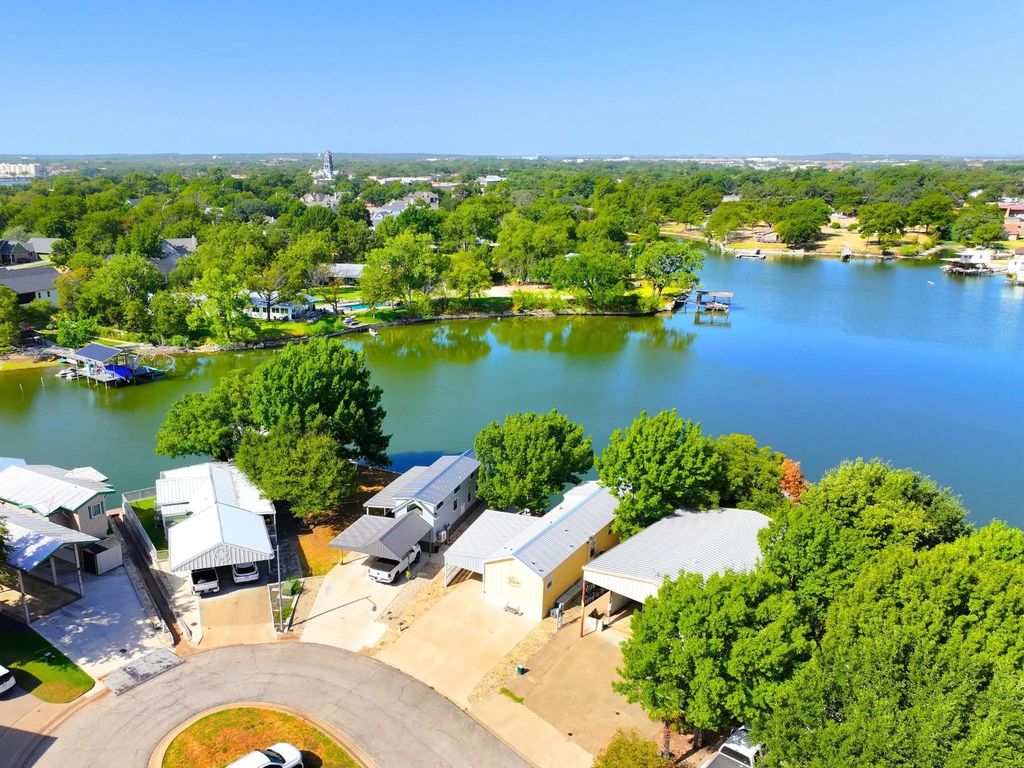 819 Brazos Harbor Circle, Granbury