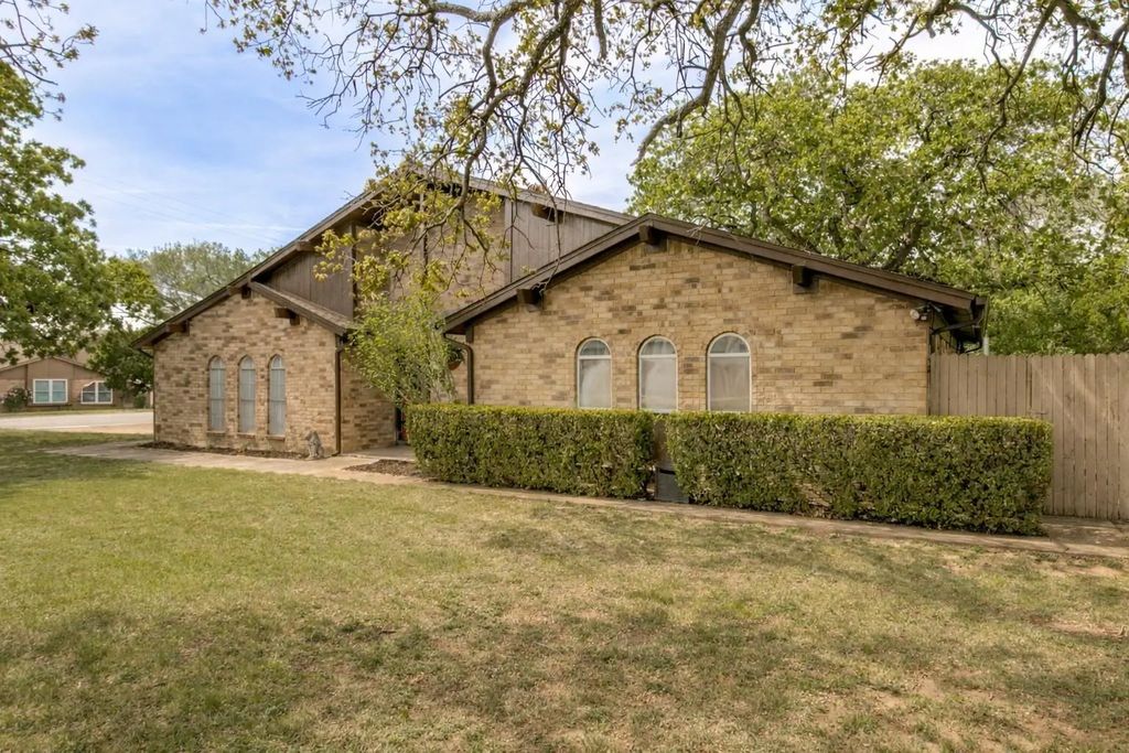6917 Smithfield Road, North Richland Hills