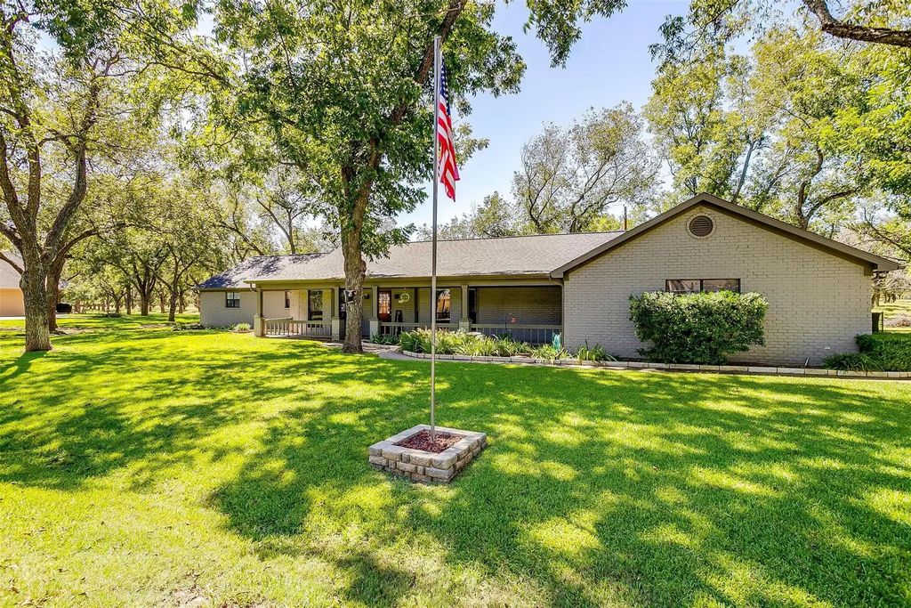 8621 Ravenswood Road, Granbury