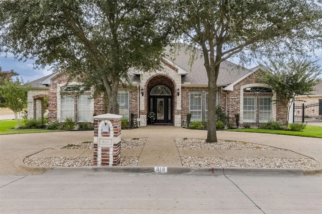 818 Amherst Drive, Waxahachie