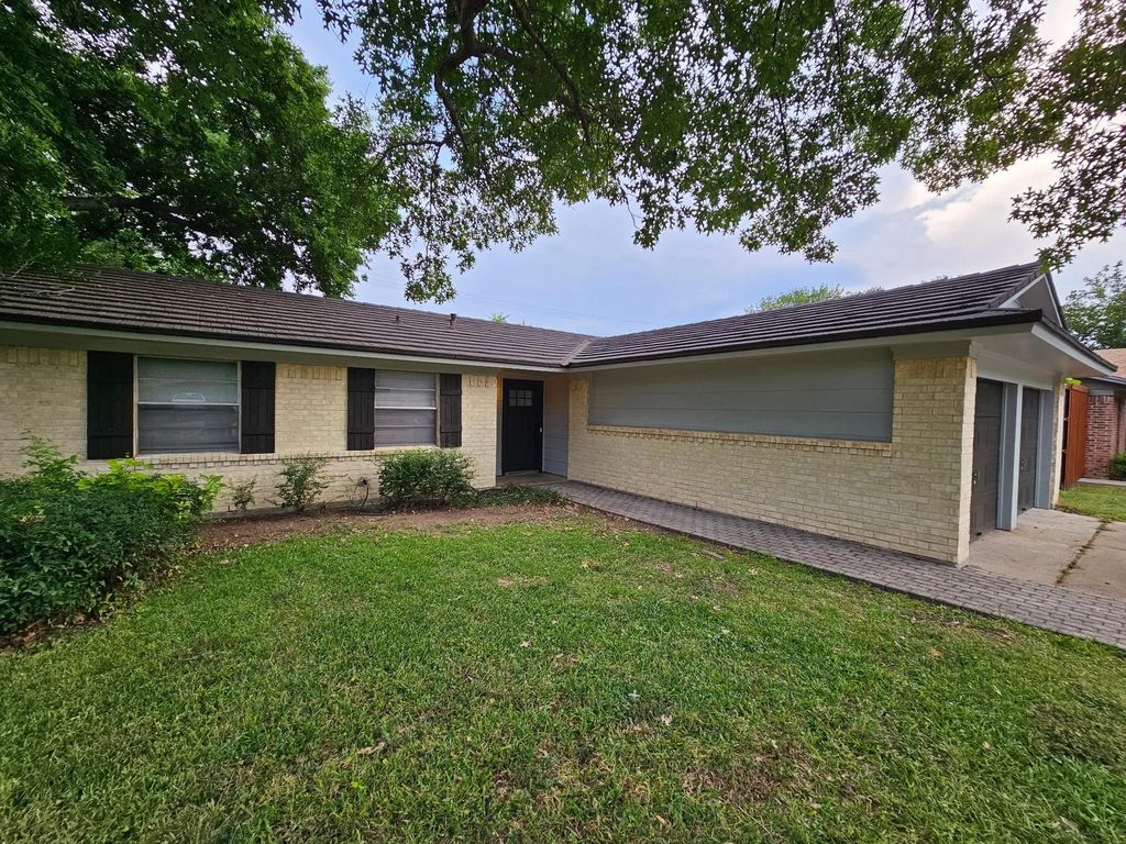 220 Bluebird Circle, Denton