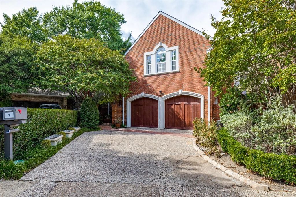 7 Queensview Court, Dallas