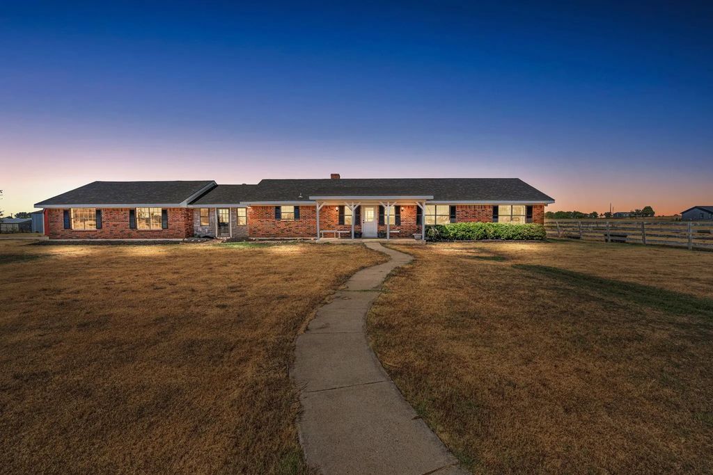 8871 Sam Bass Road, Sanger