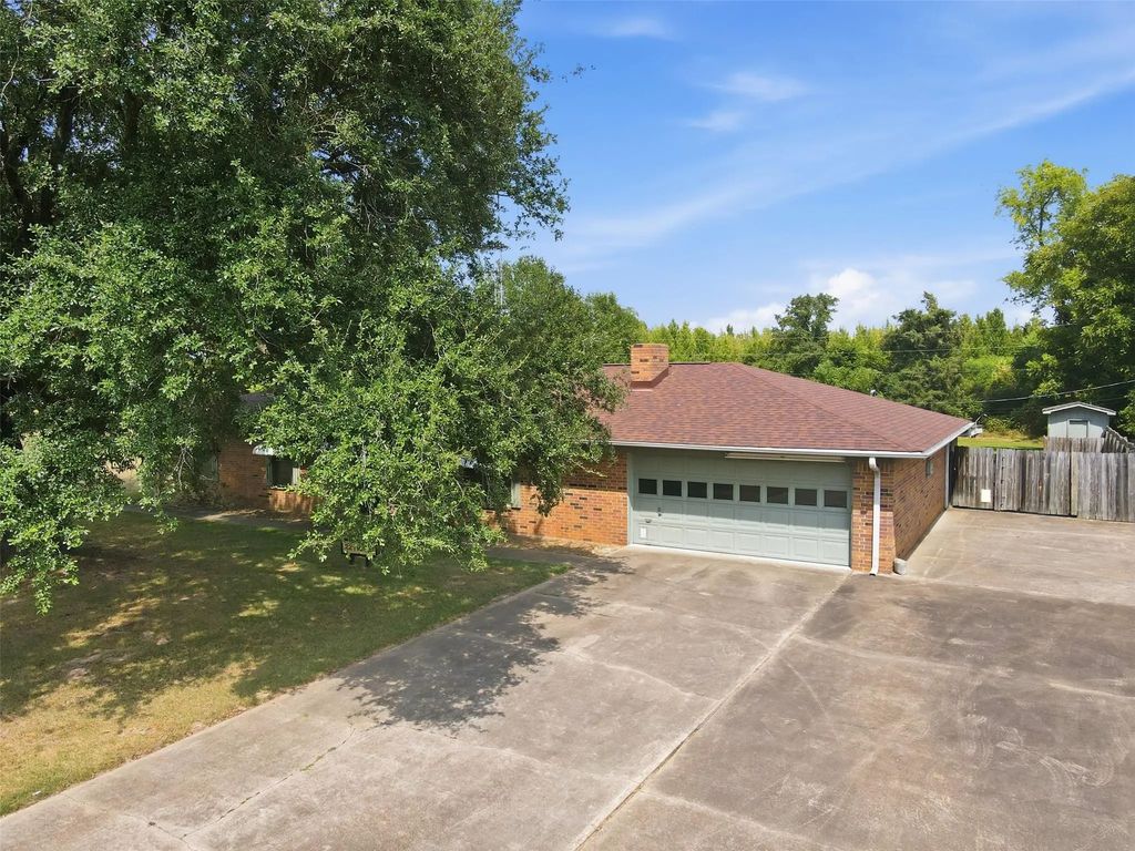 221 County Road 3220, Mount Pleasant