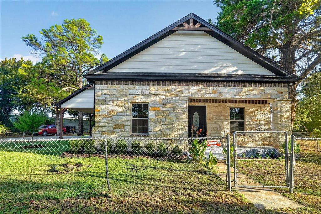 617 E Chambers Street, Cleburne