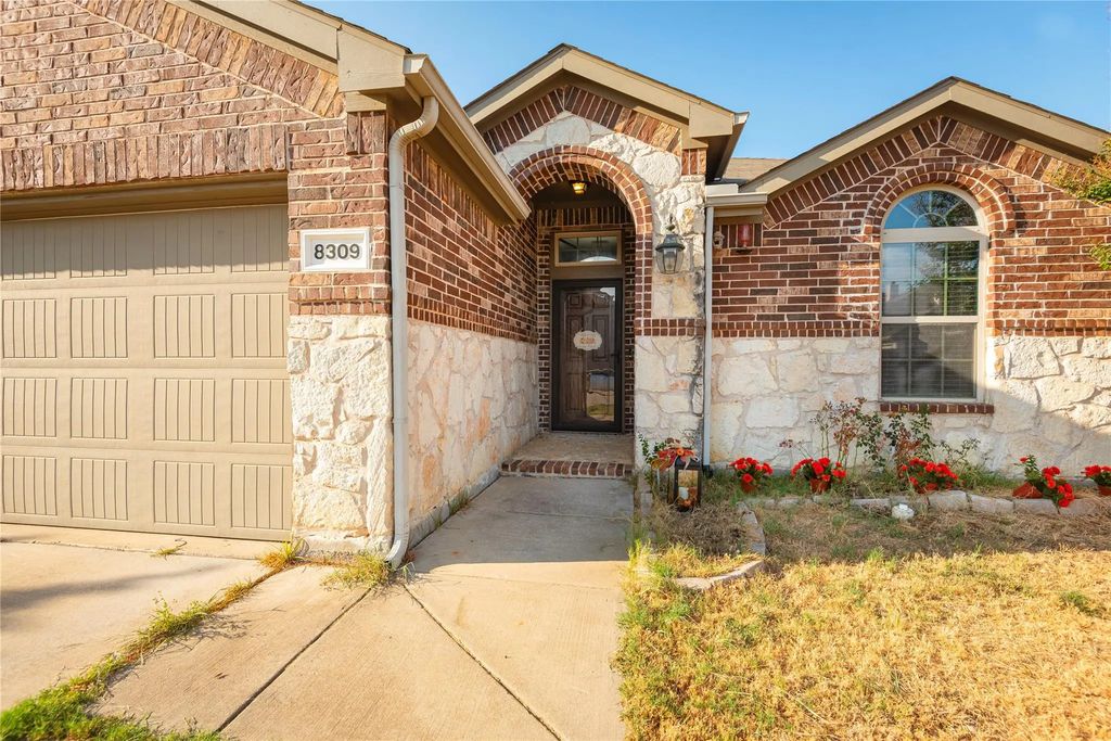 8309 Black Hills Trail, Aubrey