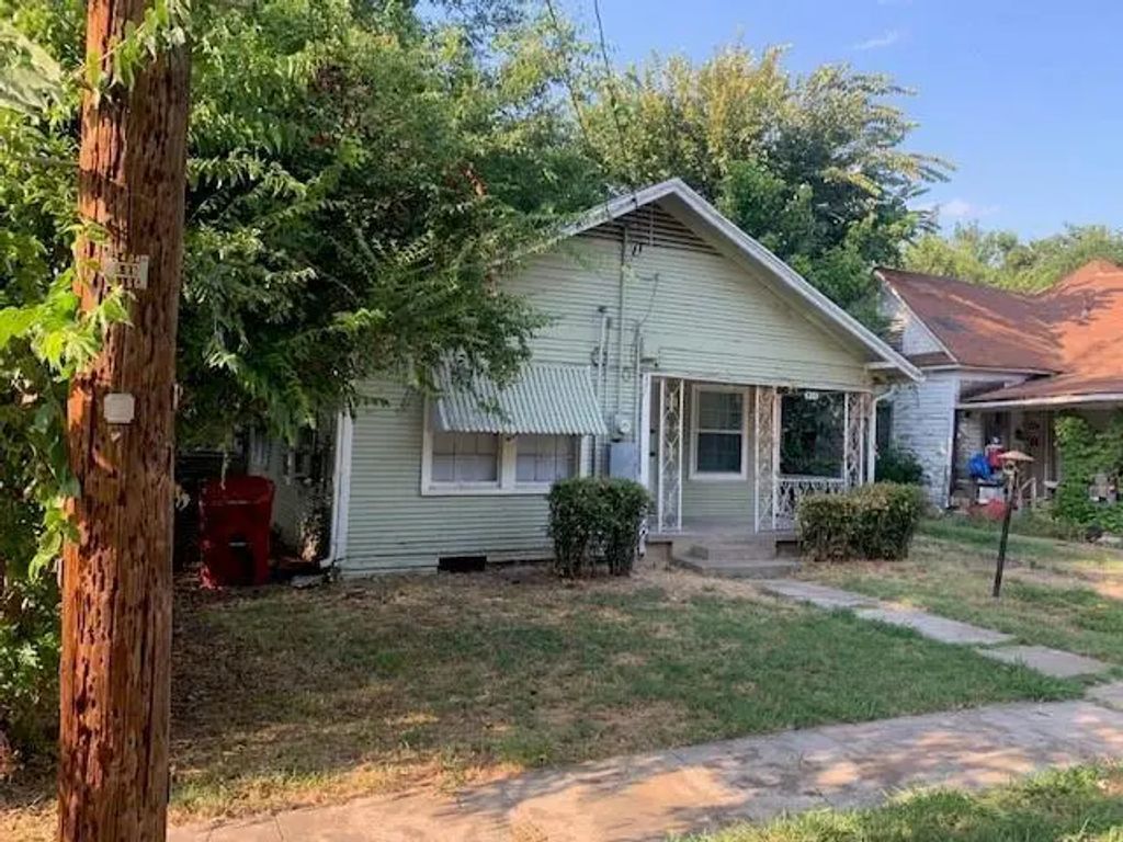 611 E 10th Street, Bonham