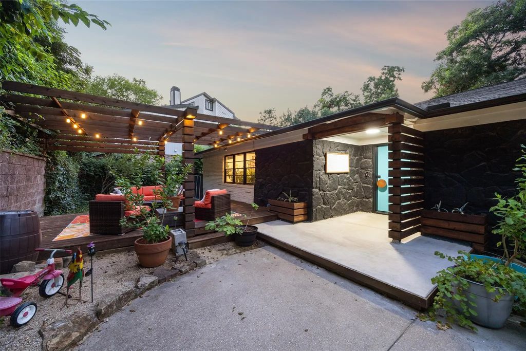 1657 Nob Hill Road, Dallas
