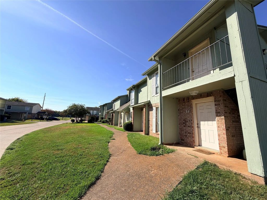 5705 E Texas Street 33, Bossier City