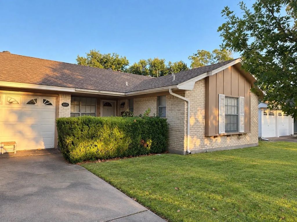 8630 Hackney Lane, Dallas