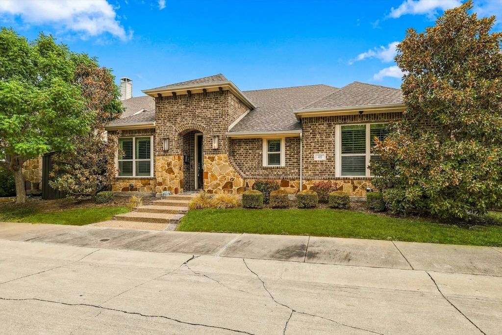 405 Sir Torin Lane, Lewisville
