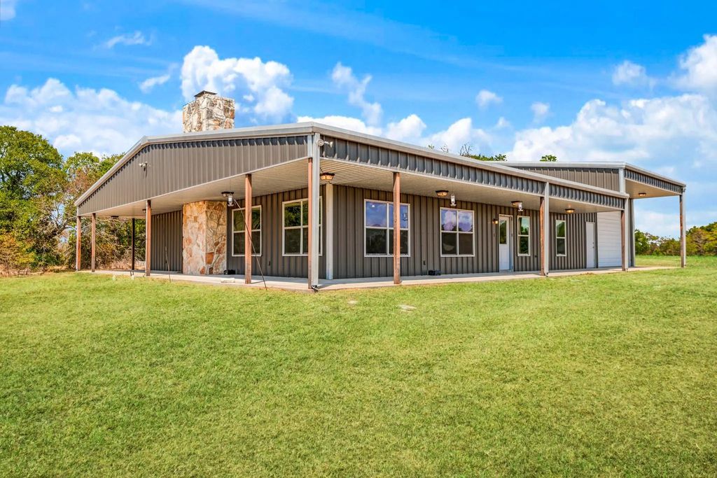 2078 Farm Road 2122, Roxton