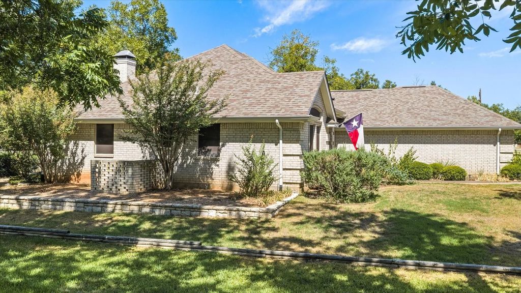 9008 Magnolia Vale Drive, Granbury