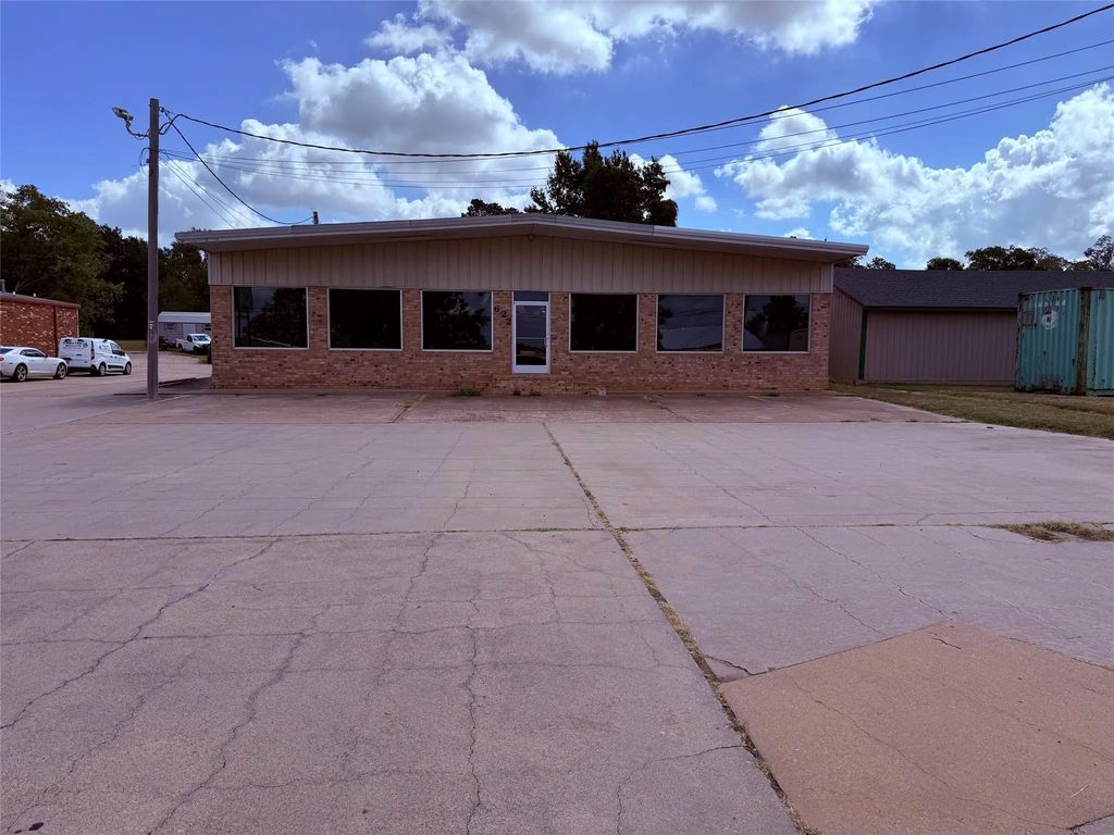 622 W Broadway Street, Winnsboro