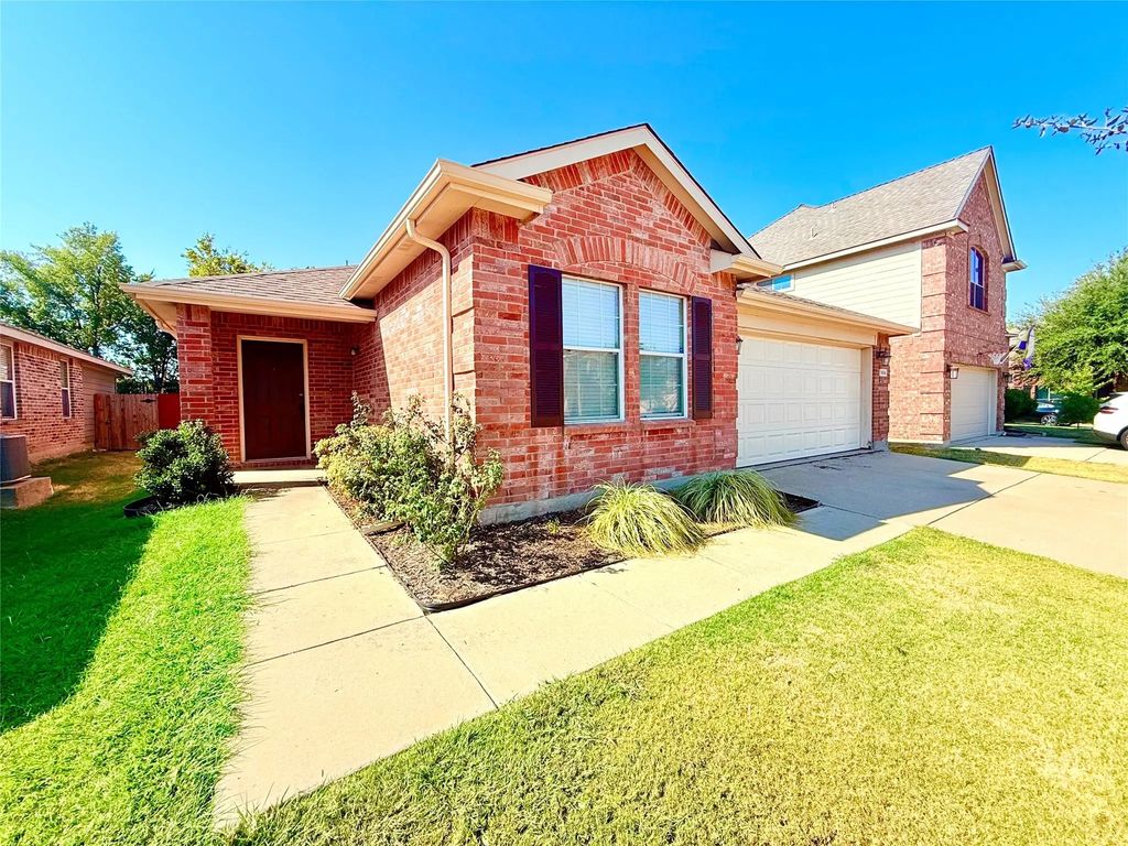 1604 Quail Springs Circle, Fort Worth
