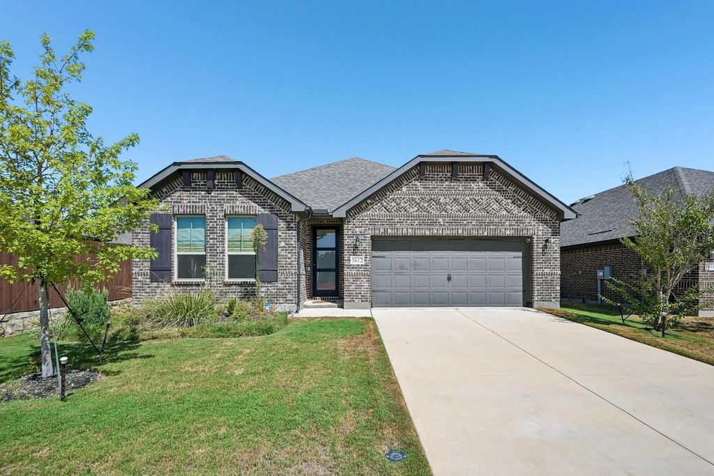1612 Elle Lane, Aubrey