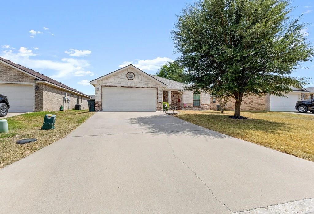 2115 Carriage House Drive, Temple