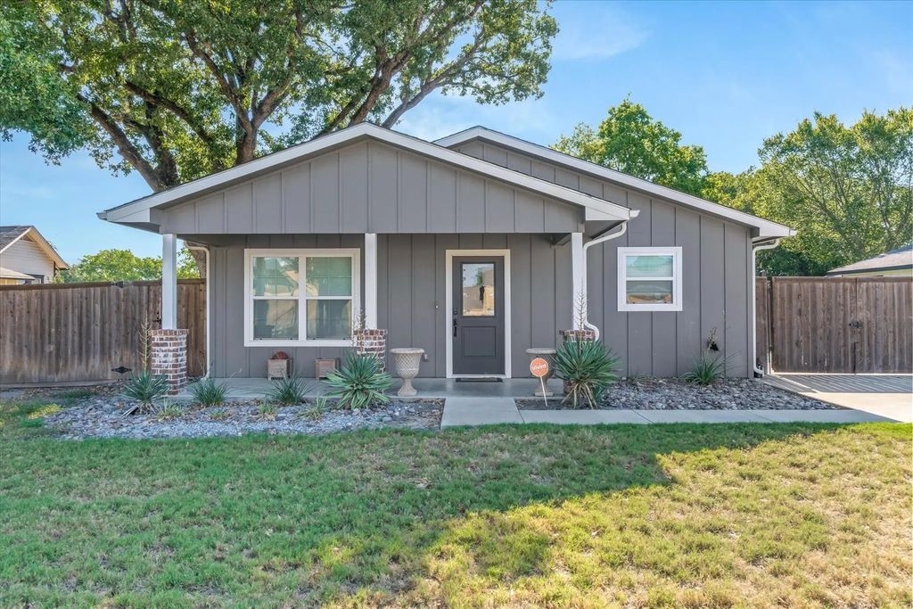 309 S Crockett Street, Edgewood