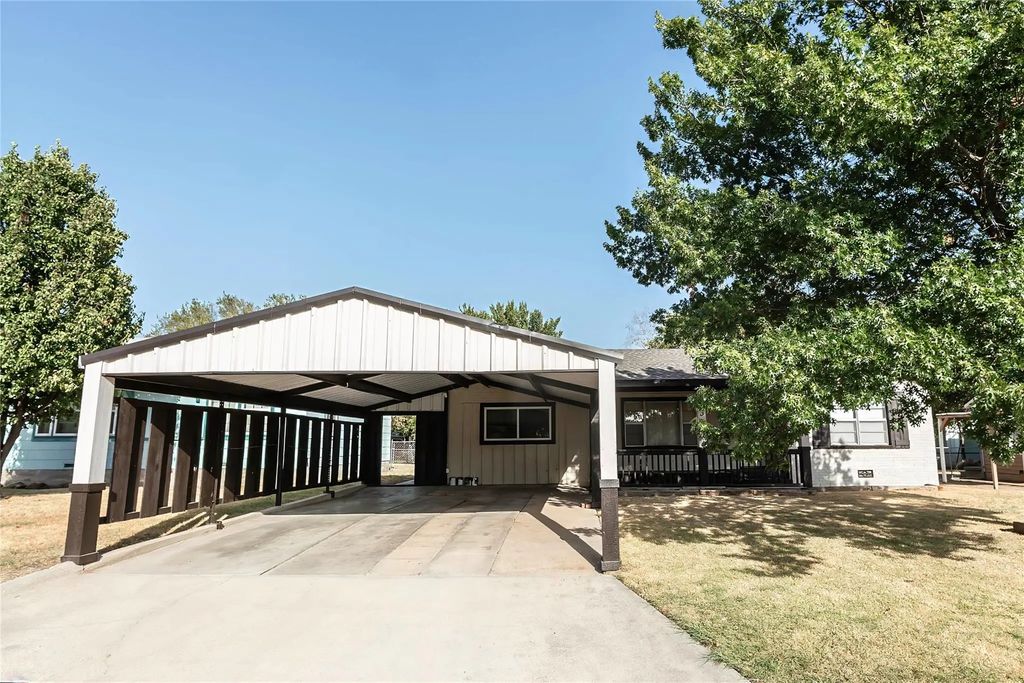 105 Benton Street, Nocona
