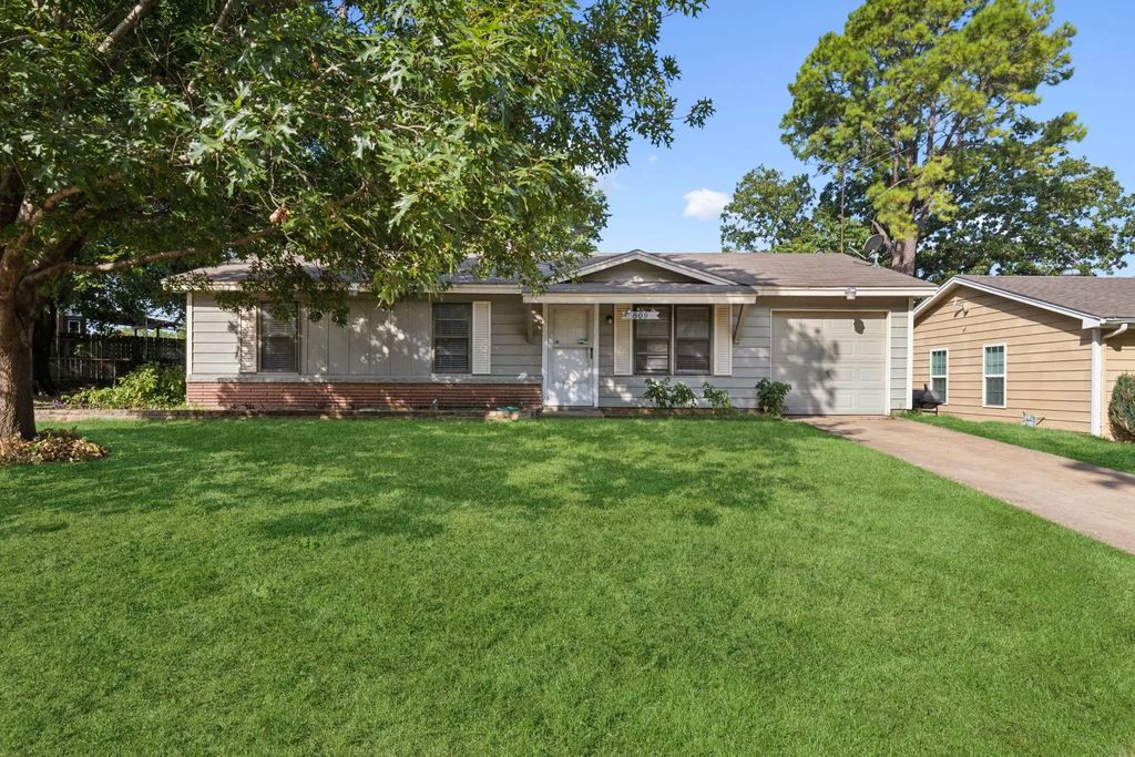 809 Helen Drive, Bedford