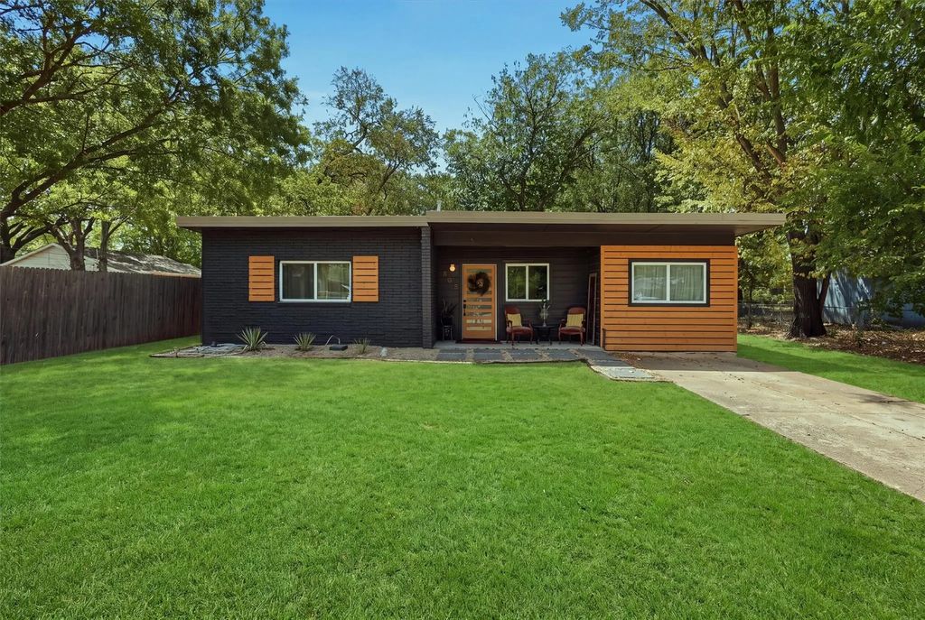 803 W Bluff Street, Granbury