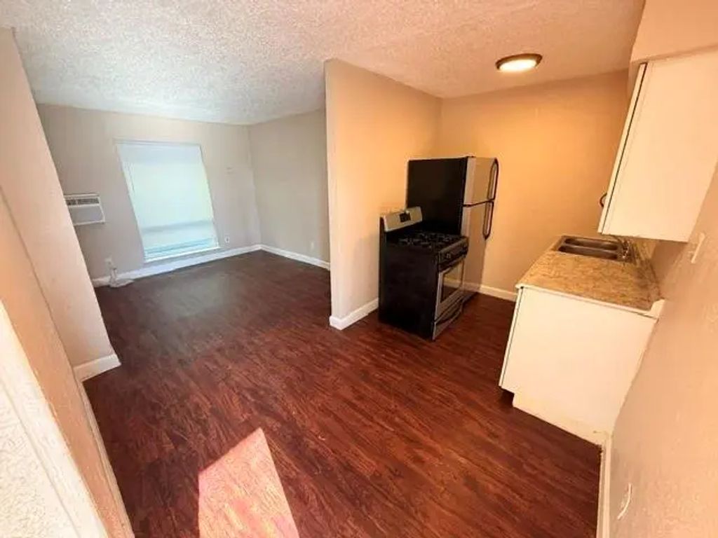 1037 E Tucker Street 102, Fort Worth