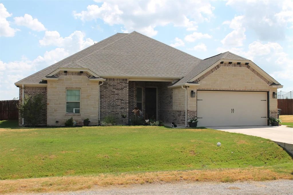4011 Gallivant Drive, Granbury