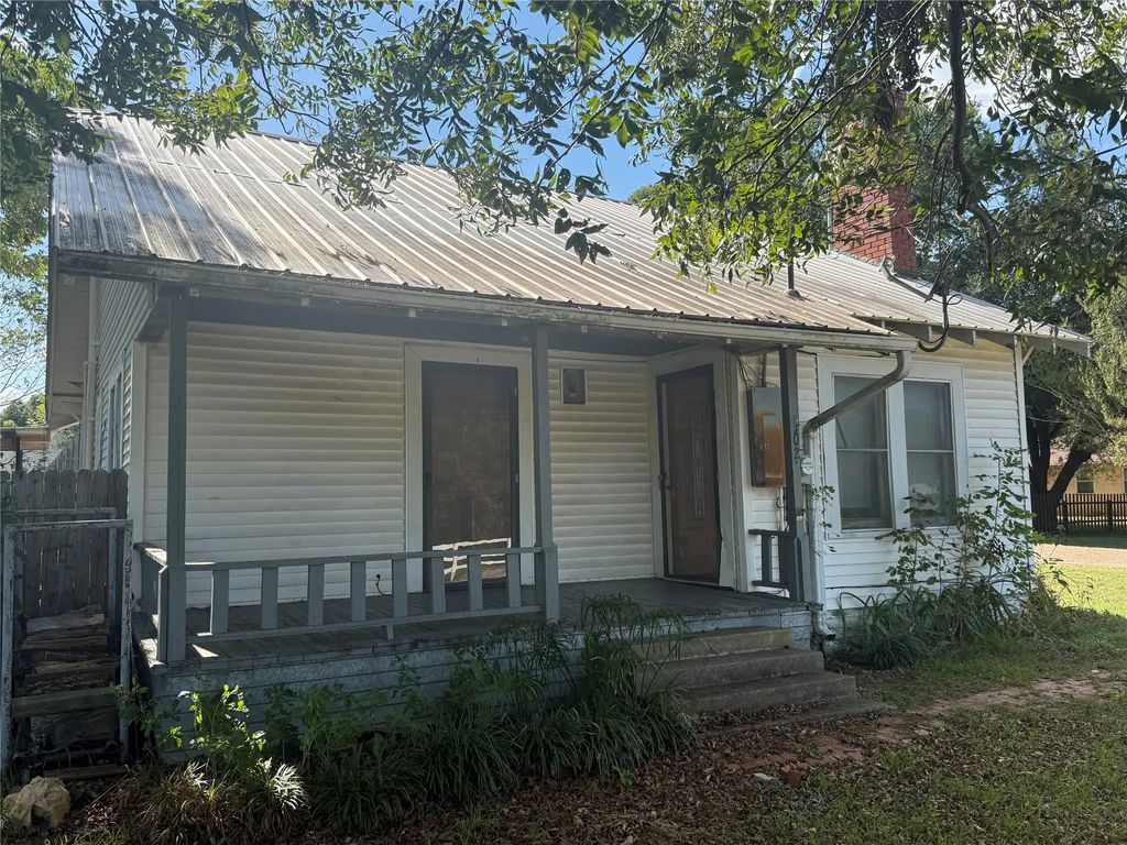 302 S Hogg Street, Streetman