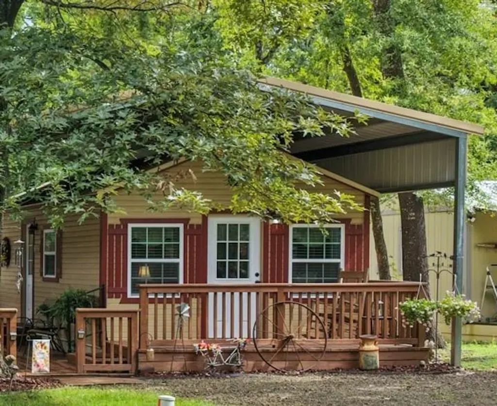 119 Private Road 62614, Pittsburg