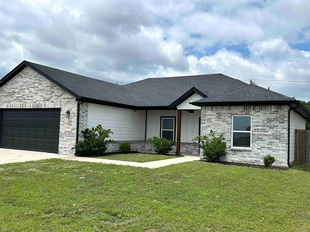 3840 Skylane Avenue, Corsicana